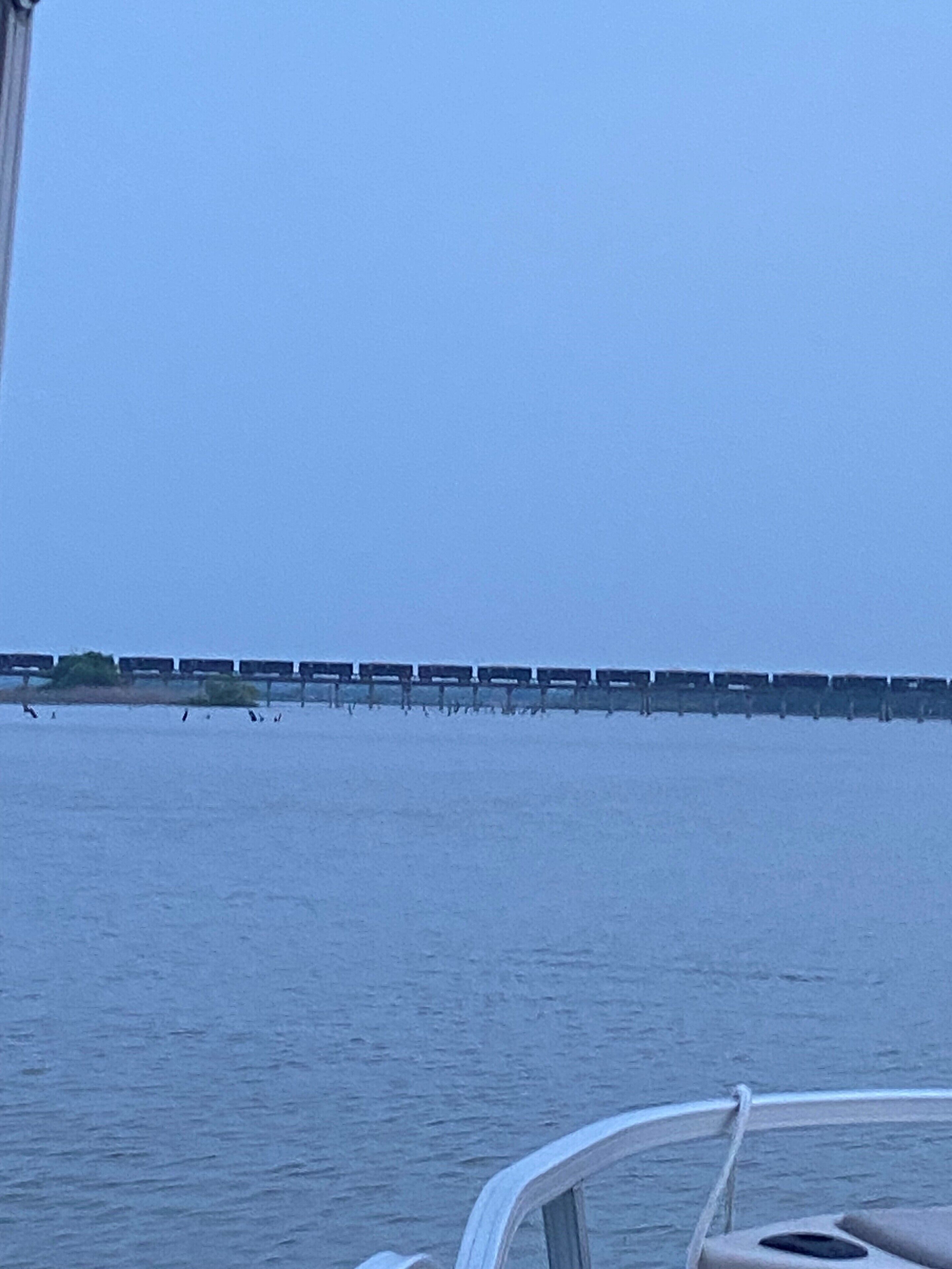 Blick auf eine Brücke über dem Wasser vom Boot aus.