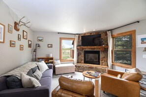 Smart-TV, peis, DVD-spiller og bøker