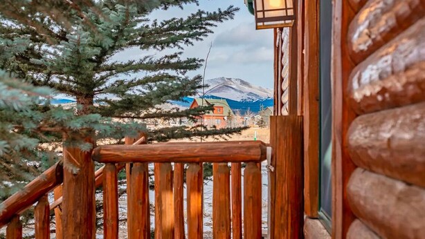 A wooden cabin with a view of a mountain and a clear sky. - Welcome to the Middle Fork Cabin of Fairplay (Fairplay)