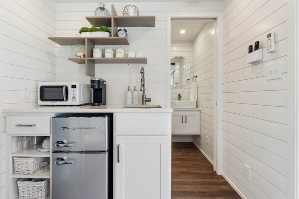 Kühlschrank, Mikrowelle, Wasserkocher mit Kaffee-/Teezubehör