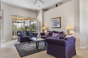 Fernseher, Tischfußball, Bücher