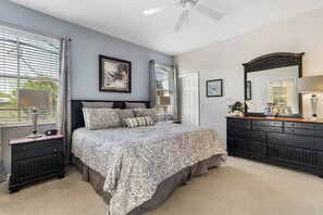 6 Schlafzimmer, Schreibtisch, Bügeleisen/Bügelbrett, Reisekinderbett