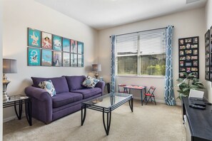 Fernseher, Tischfußball, Bücher