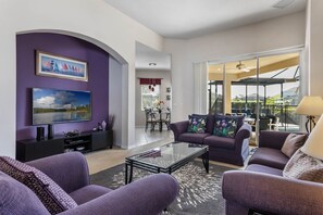 Fernseher, Tischfußball, Bücher