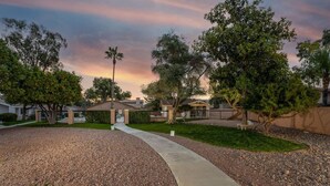 Zona residencial con casas, camino de grava y una senda.