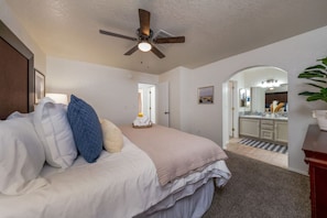 3 bedrooms, iron/ironing board, travel crib, free WiFi - Pool / Fenced / 3 BR & 2 BA / Garage / Quiet (Tucson)