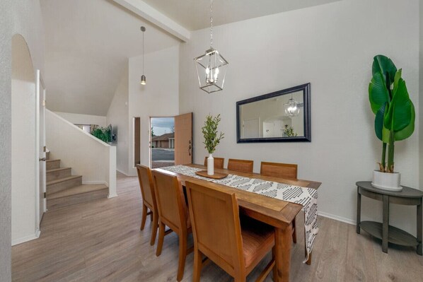 Dining - Pool / Fenced / 3 BR & 2 BA / Garage / Quiet (Tucson)