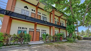 A multi-story building with a flat roof, balconies, and a covered entrance. - OYO 91877 Mushroom Pondok Ator Syariah Hotel (Pangandaran)