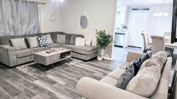 Smart TV, Netflix, Hulu, streaming services