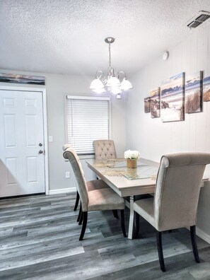 Dining - ✨NEW JACUZZI✨♨️🌊 MODERN HOME🏡 UNIVERSAL🎢 DISNEY🎡13 MIN NEAR INTERNATIONAL DR (Orlando)