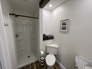 Dusj, hårføner, håndklær og såpe