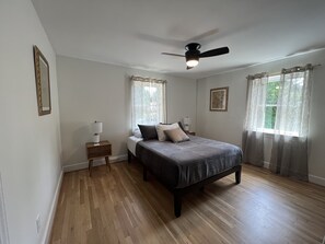 2 bedrooms, iron/ironing board, free WiFi, bed sheets - Restful Mid-Mod in the heart of Hickory (Hickory)