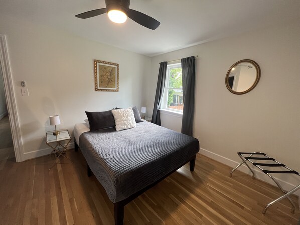 2 bedrooms, iron/ironing board, free WiFi, bed sheets - Restful Mid-Mod in the heart of Hickory (Hickory)