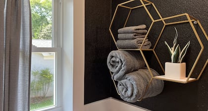 Restful Mid-Mod in the heart of Hickory