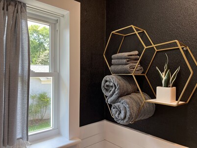 Restful Mid-Mod in the heart of Hickory