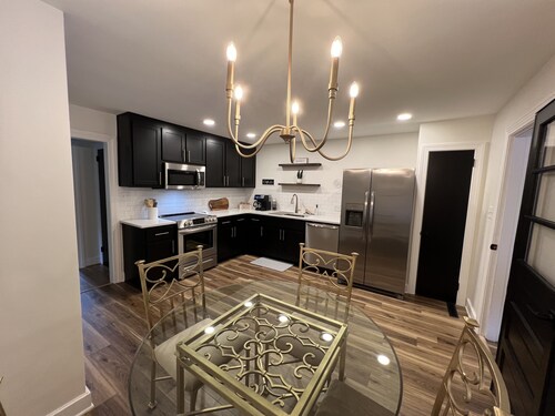 Restful Mid-Mod in the heart of Hickory