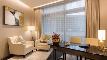 Deluxe Suite | Ruang tamu | TV skrin rata