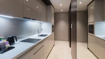 Tủ lạnh nhỏ, lò vi sóng, ấm điện, dụng cụ nấu nướng/bát dĩa/dao nĩa