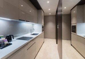 Frigobar, microondas, tetera eléctrica y utensilios de cocina 