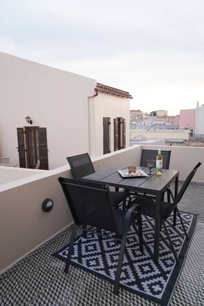 Outdoor dining - Venetian Owl, 1min To Lighthouse (Chania)