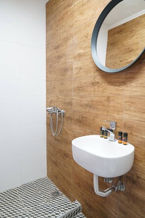 Dusj, hårføner, håndklær og såpe