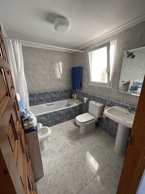 Séchoir à cheveux, bidet, serviettes fournies, savon