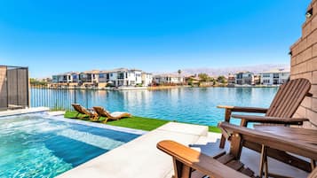 Een binnenzwembad, een buitenzwembad