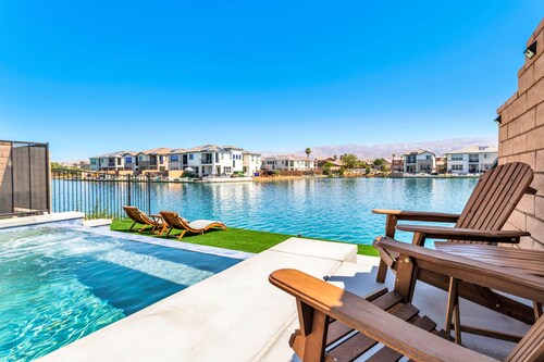 Lakefront with privet Pool 4 master 