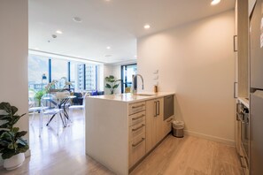 Fridge, microwave, oven, stovetop - Two Bedroom Apartment Right Next to the Sky Tower (Auckland)