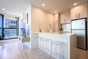 Fridge, microwave, oven, stovetop - Two Bedroom Apartment Right Next to the Sky Tower (Auckland)