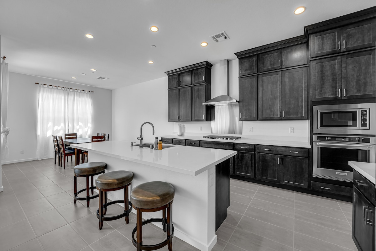 Modern Single-Story Retreat - Prime Summerlin - Garage EV Charger - Top School