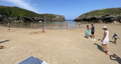 Casa y jardín de diseño en precioso entorno a 8 min. de la playa. Parking y wifi