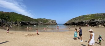 Casa y Jardín de Diseño en Precioso Entorno a 8 Min. de la Playa. Parking y Wifi