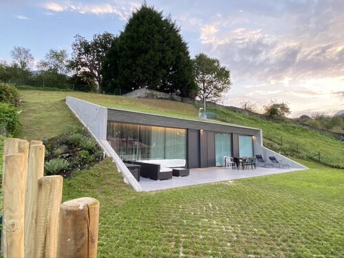 Casa y Jardín de Diseño en Precioso Entorno a 8 Min. de la Playa. Parking y Wifi