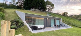 Casa y Jardín de Diseño en Precioso Entorno a 8 Min. de la Playa. Parking y Wifi