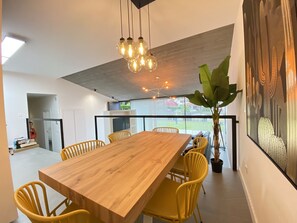 Dining - Casa y Jardín de Diseño en Precioso Entorno a 8 Min. de la Playa. Parking y Wifi (AS)