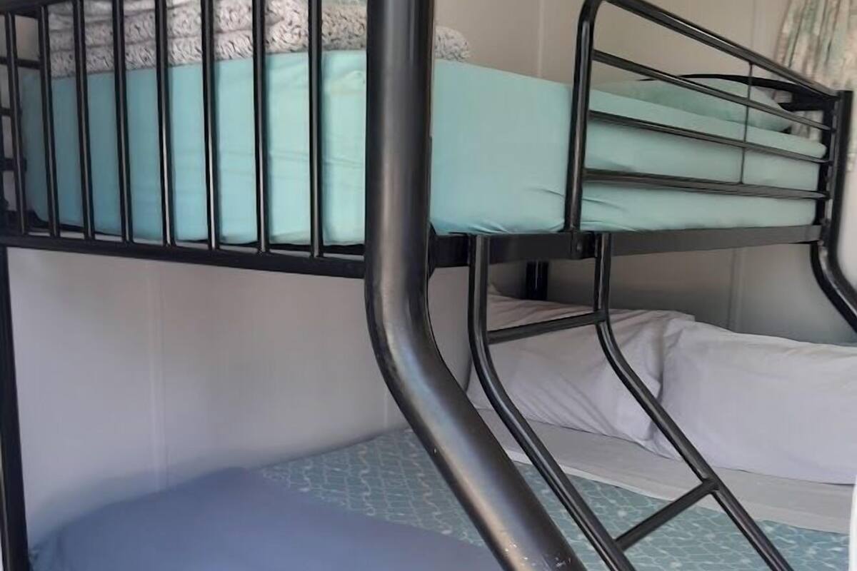 Cabin 5 - Cabin for 3 Pax | アイロン / アイロン台、WiFi (無料)、ベッドシーツ