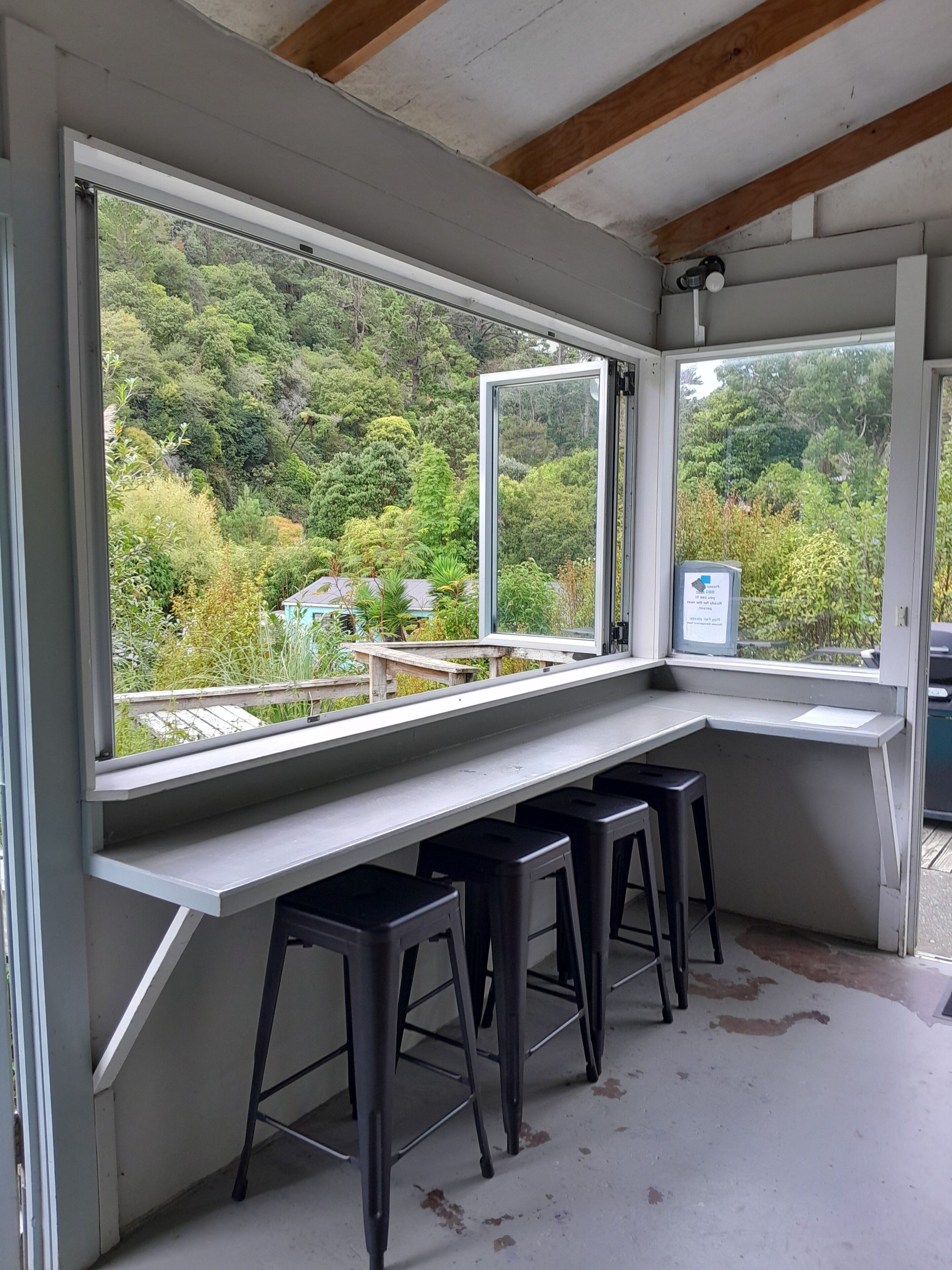 Frigobar, microondas, tostadora y periquera 