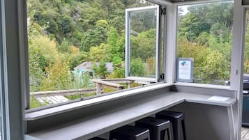 Mini-réfrigérateur, micro-ondes dans les aires communes, grille-pain