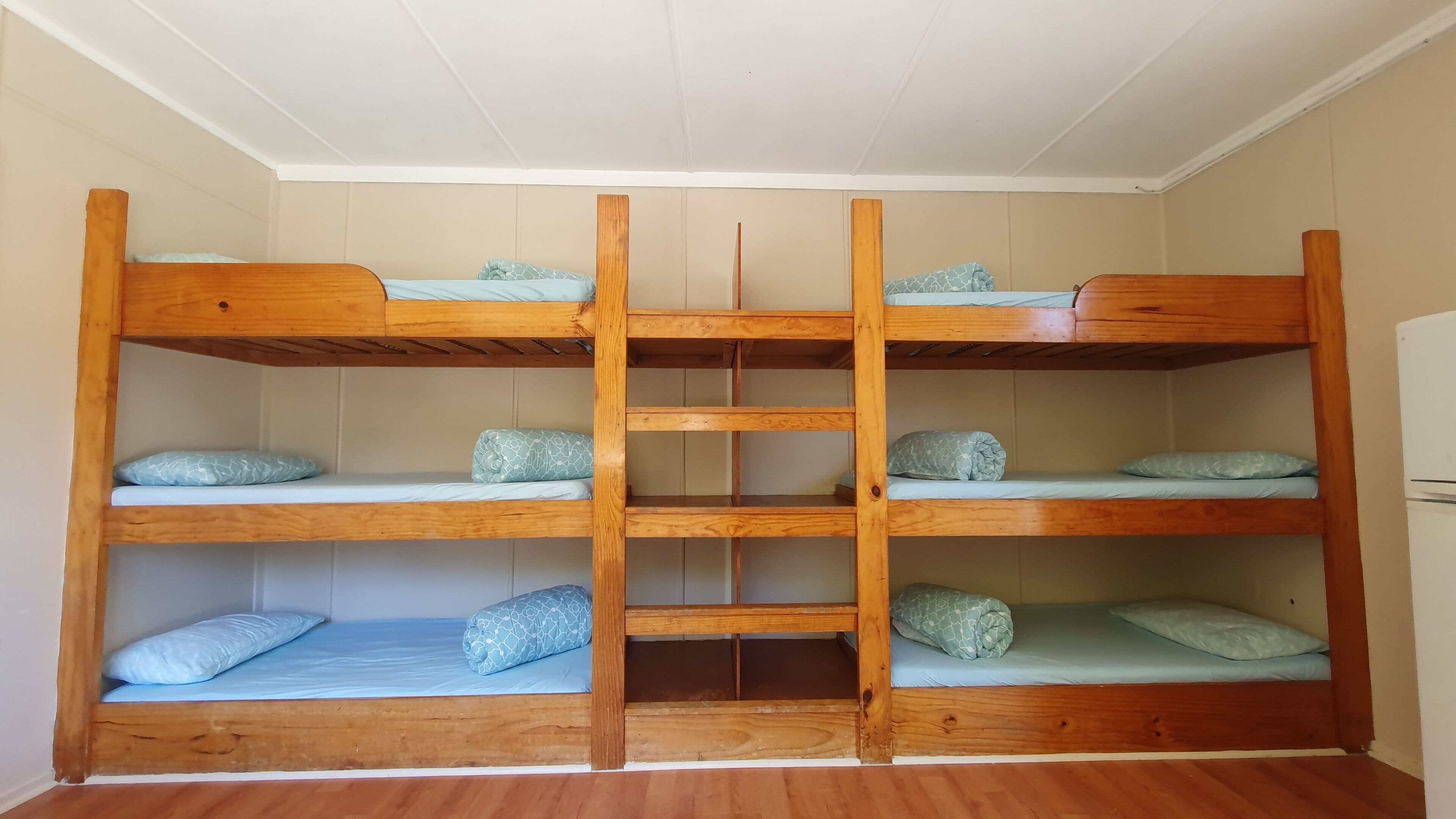 Tabla de planchar con plancha, wifi gratis y ropa de cama 