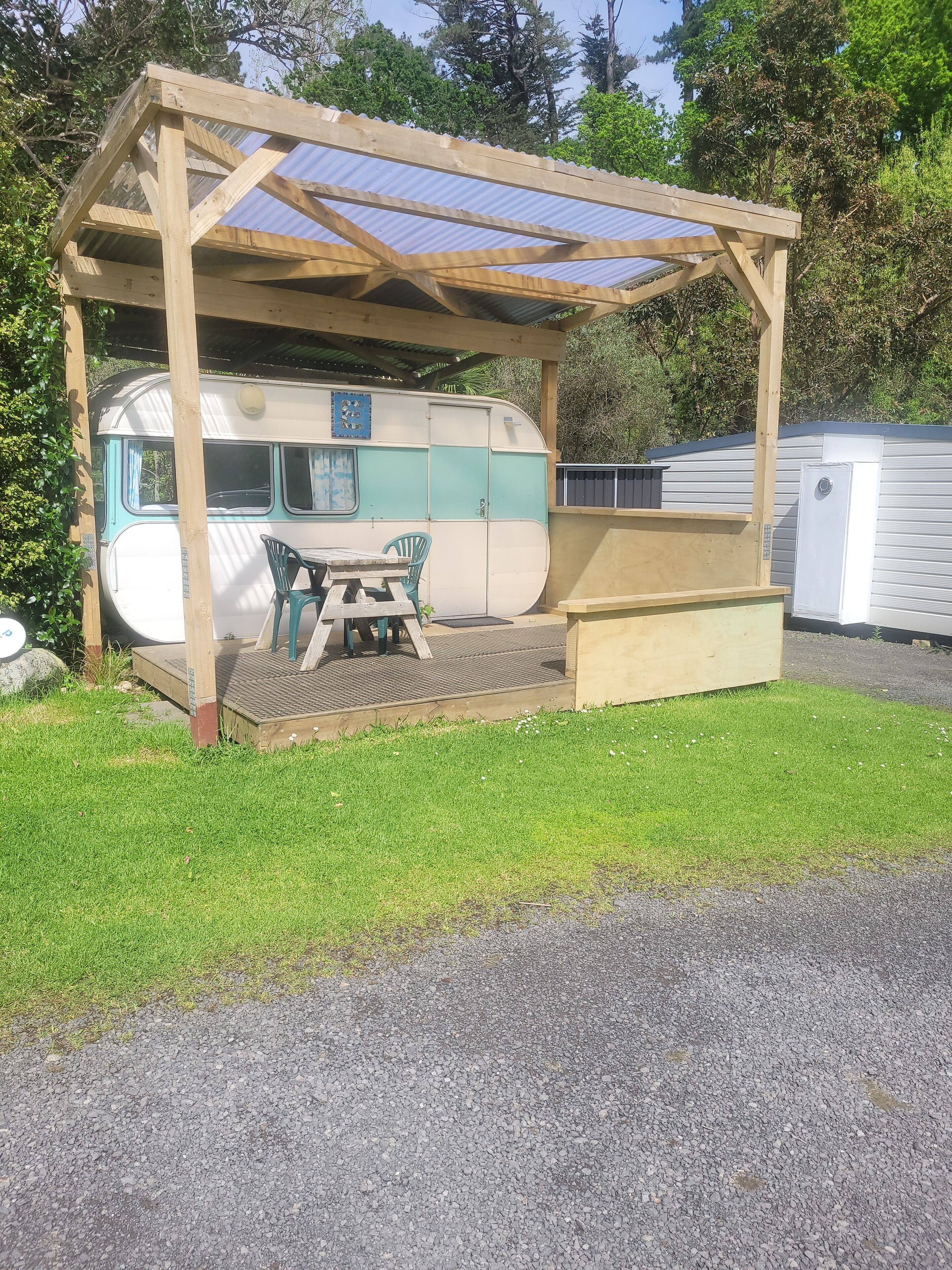 Mobile Home Économique | Fer et planche à repasser, Wi-Fi gratuit, draps fournis