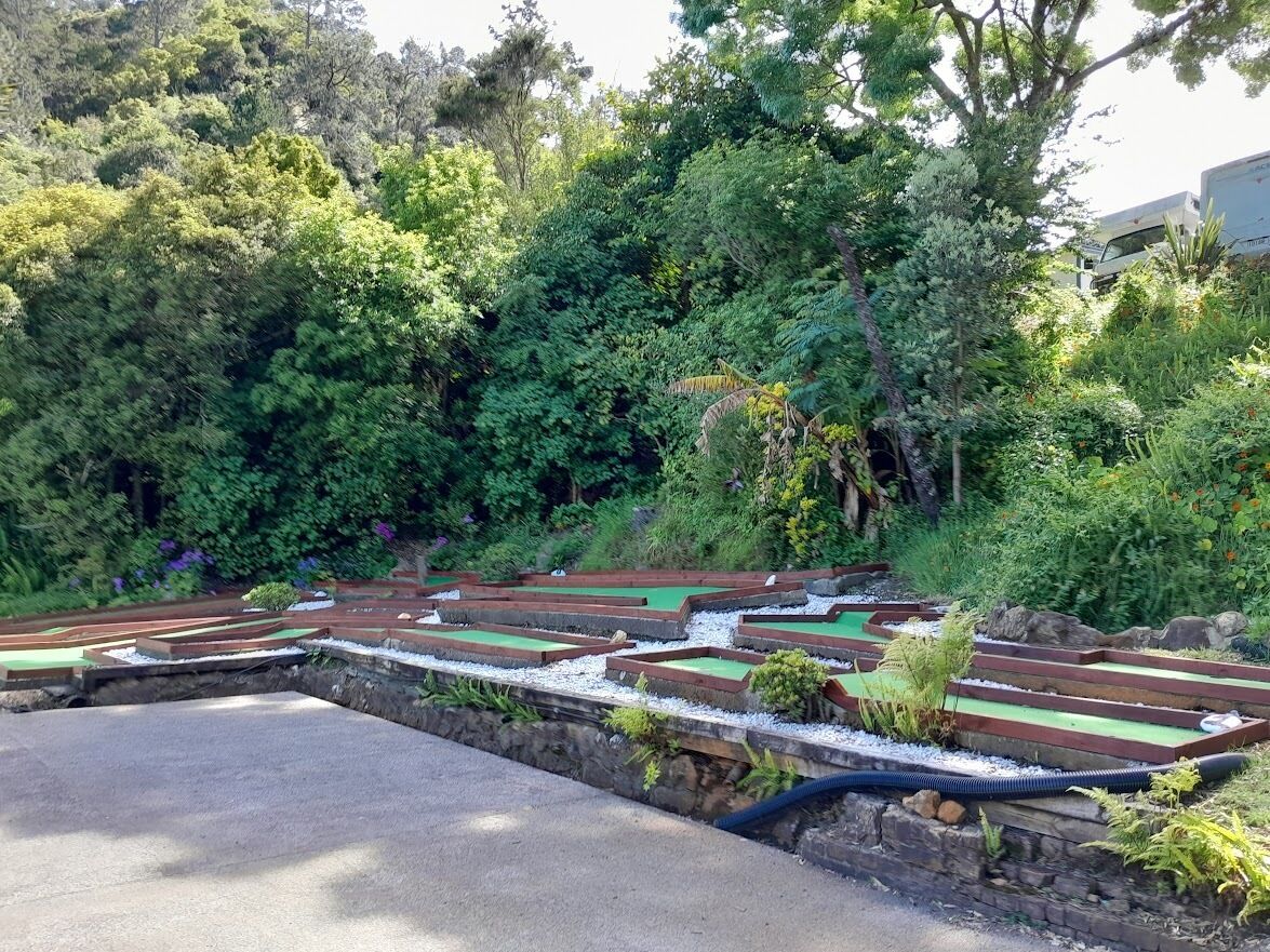 Un jardín con una serie de bancales elevados y un sendero de piedra.