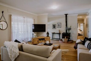 Smart-TV, Kamin, Bücher, Stereoanlage