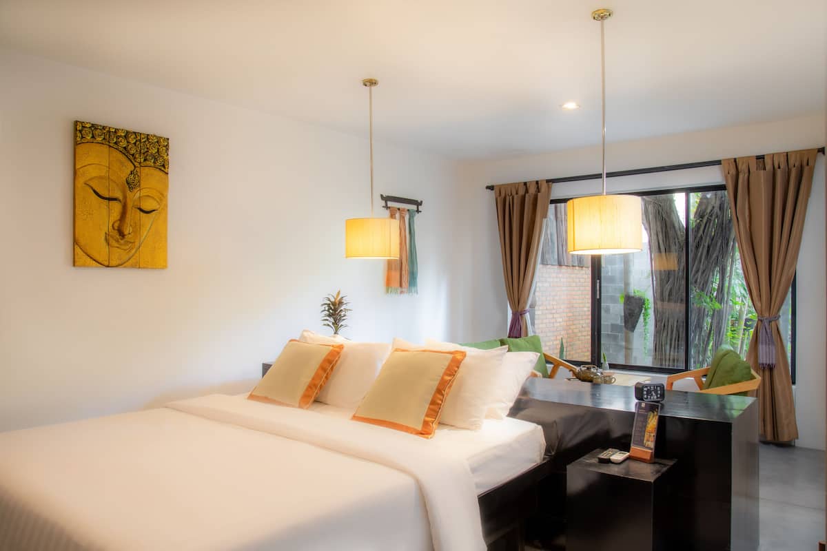 Suite, 1 très grand lit, vue piscine | 1 chambre, couette en duvet d'oie, minibar, bureau