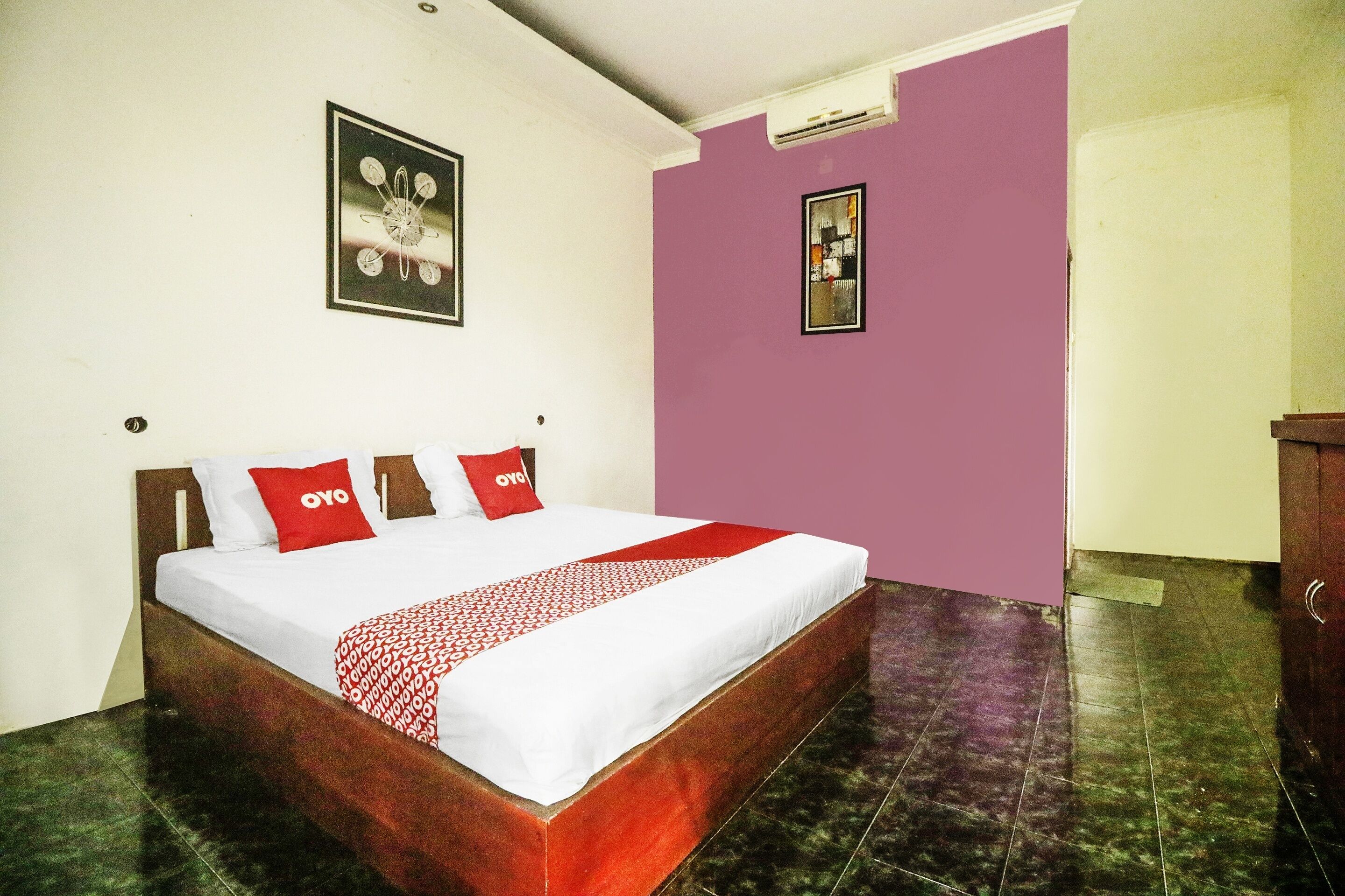 Kamar Double Standar | Ruang kerja ramah laptop, Wi-Fi gratis, dan seprai linen