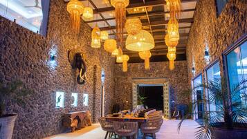 ๋ญ์
๋ฆฌ ๋น๋ผ | ๊ฑฐ์ค ๊ณต๊ฐ | ์ผ์ด๋ธ ์ฑ๋ ์์ฒญ์ด ๊ฐ๋ฅํ 85์ธ์น ์ค๋งํธ TV, TV, ๋ทํ๋ฆญ์ค