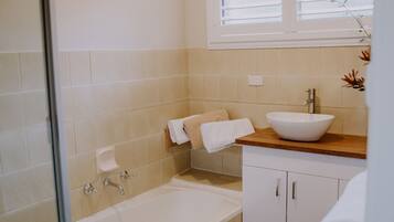 Douche, sĂšche-cheveux, bidet, serviettes fournies