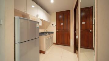 Refrigerador, microondas, tostadora y artículos de limpieza