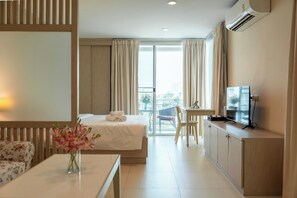 Deluxe Room | 1 bedroom, in-room safe, desk, blackout drapes - Shamrock Hotel Pattaya (Pattaya)
