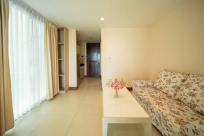 Deluxe Room | Living area | 40-inch flat-screen TV with digital channels, TV - Shamrock Hotel Pattaya (Pattaya)